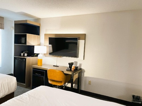 Sleep Inn & Suites Sheboygan I-43 - image 22