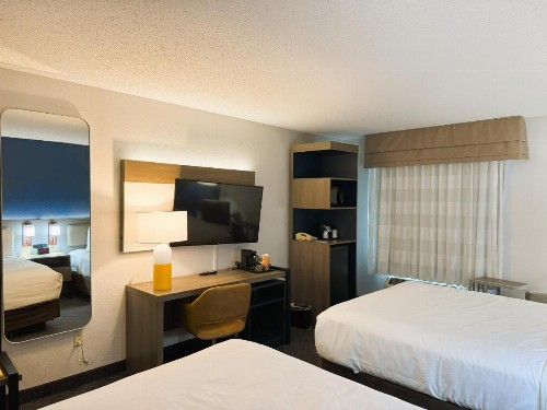 Sleep Inn & Suites Sheboygan I-43 - image 2