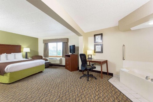 AmericInn by Wyndham Sheboygan - image 15