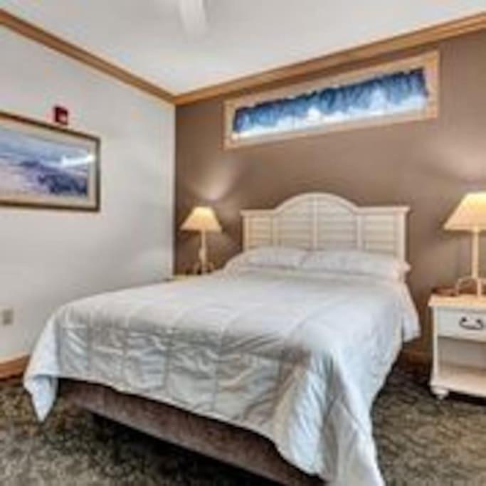 4 Bedroom Lakefront Condo - image 2