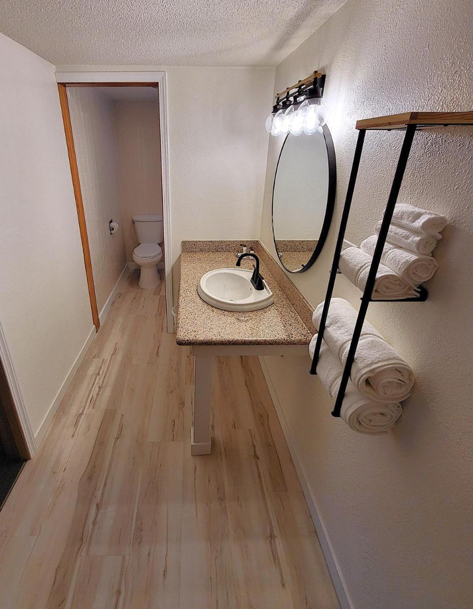 Shelton Inn - image 6