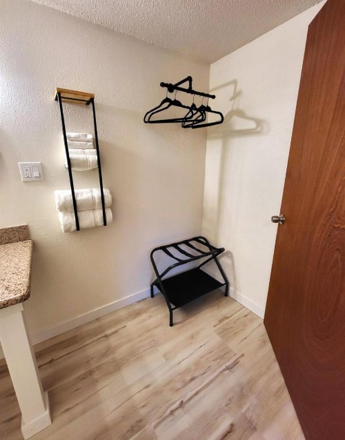 Shelton Inn - image 8
