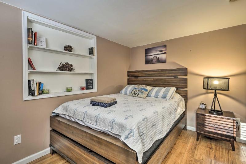 Hidden Lakefront Retreat Fire Pit and Fishing Dock! - image 7