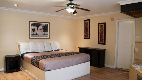 777 Motor Inn - image 14