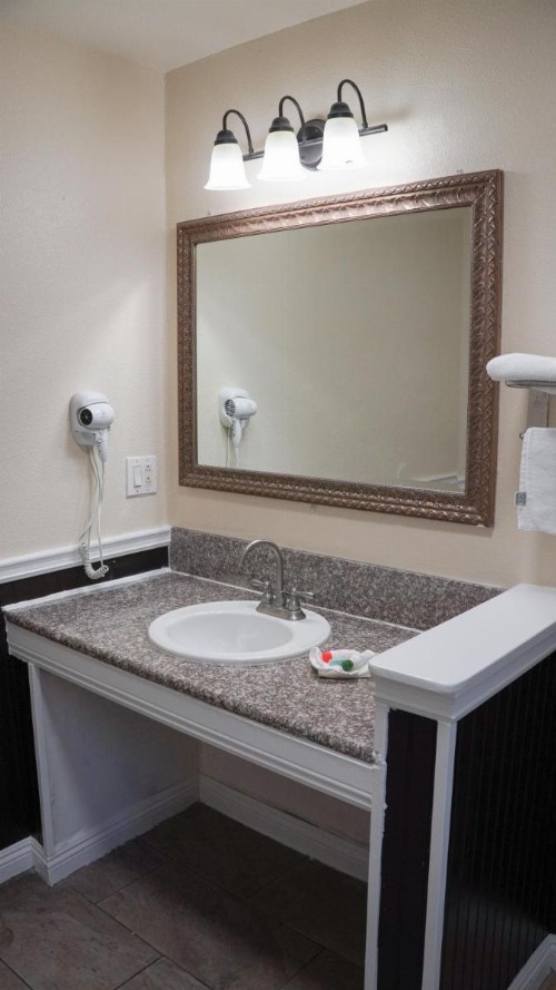 777 Motor Inn - image 4