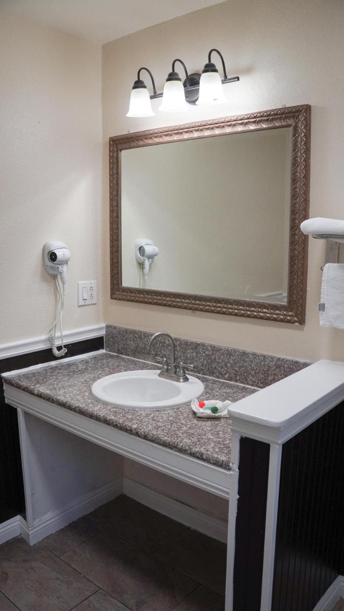 777 Motor Inn - image 4