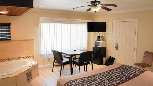 777 Motor Inn - image 6