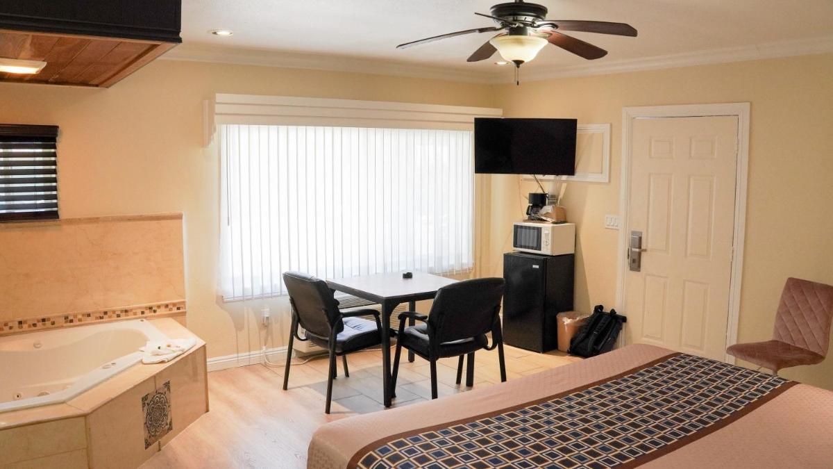 777 Motor Inn - image 6