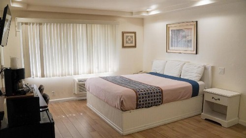 777 Motor Inn - image 8