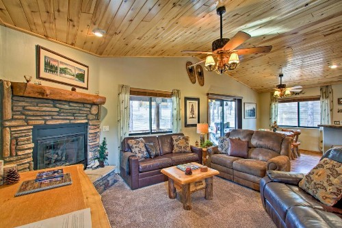Honeybear Hollow Romantic Getaway Cabin in Forest!