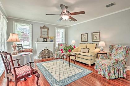 Cozy Garden Cottage 5mi to Red River District Shreveport