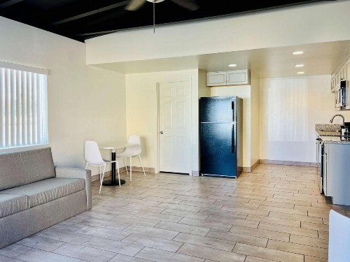 Desert Inn - image 19