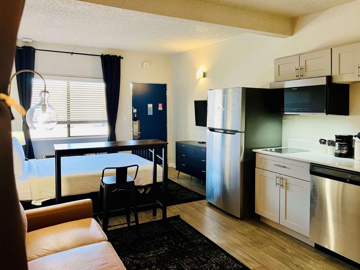 Desert Inn - image 5