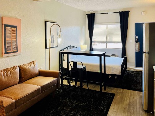 Desert Inn - image 8