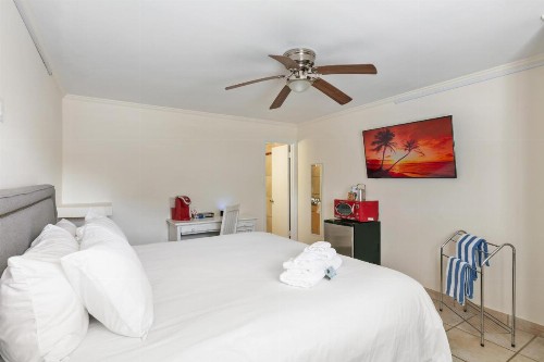 Siesta Key Beach Resort and Suites Tiki & Pool - image 32