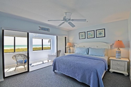 Beach Front and Walking Distance to Village - image 20