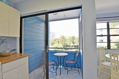 Beach Front and Walking Distance to Village - image 21