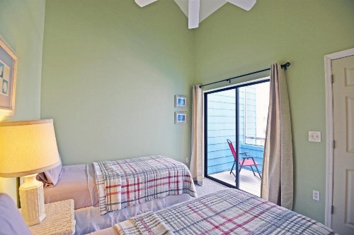 Beach Front and Walking Distance to Village - image 30