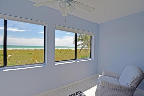 Beach Front and Walking Distance to Village - image 31