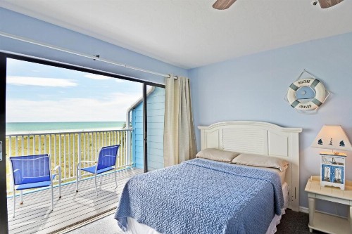 Beach Front and Walking Distance to Village - image 38