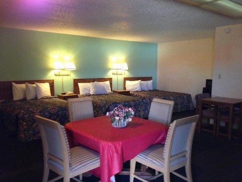 Super 7 Inn-Siloam Springs - image 11