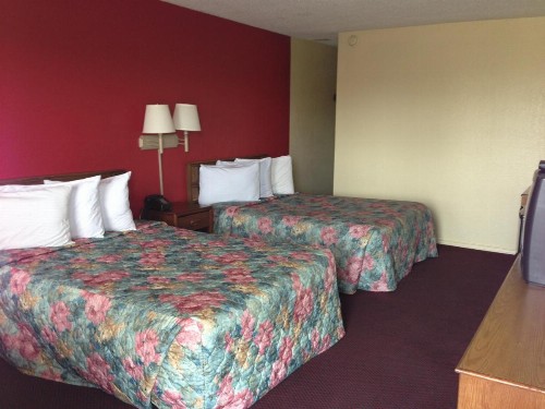 Super 7 Inn-Siloam Springs - image 3