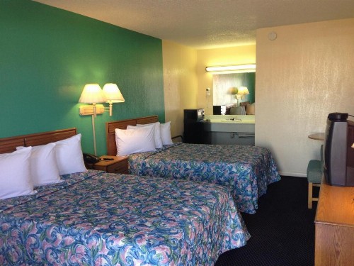 Super 7 Inn-Siloam Springs - image 4