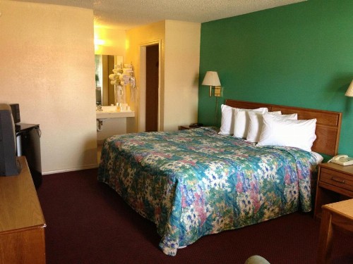 Super 7 Inn-Siloam Springs - image 5