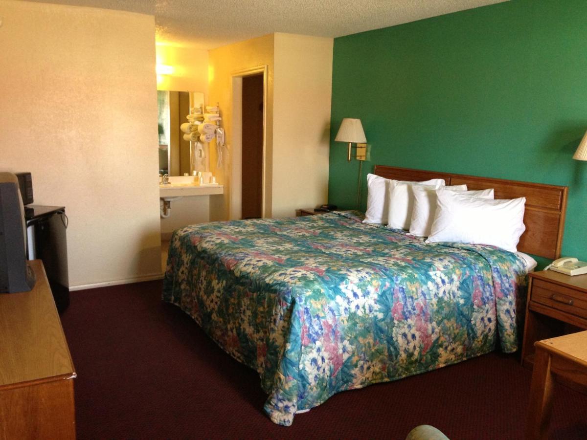 Super 7 Inn-Siloam Springs - image 5