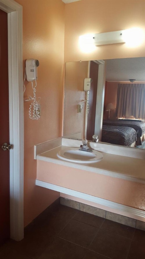 Budget Inn and Suites Siloam Springs - image 3