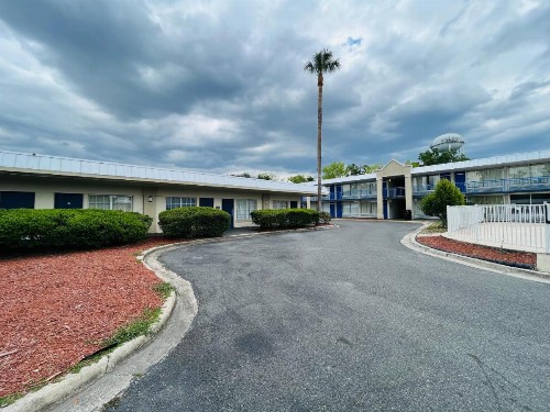 Rodeway Inn - image 13