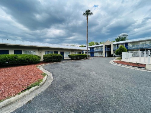 Rodeway Inn - image 18