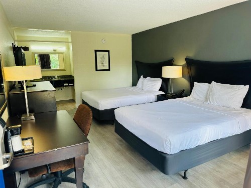 Rodeway Inn - image 2