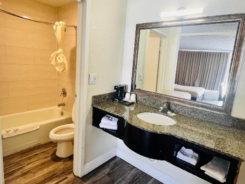 Rodeway Inn - image 31