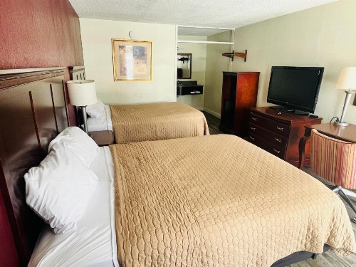 Rodeway Inn - image 32