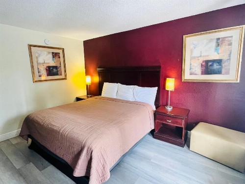 Rodeway Inn - image 36