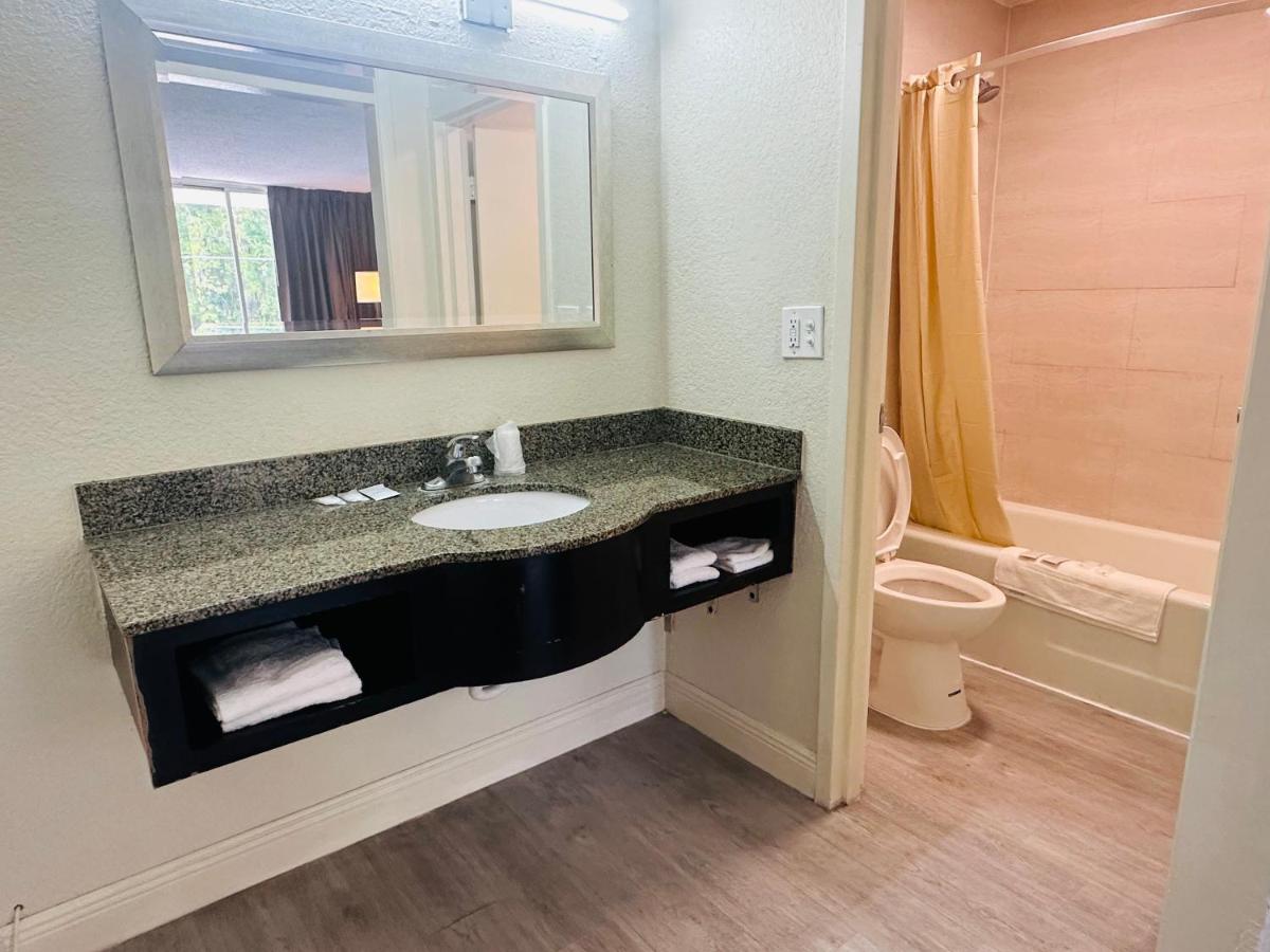 Rodeway Inn - image 4