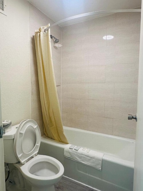 Rodeway Inn - image 5