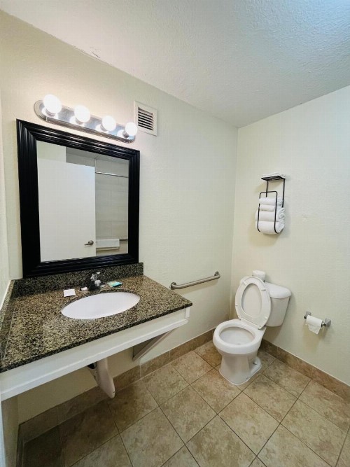 Rodeway Inn - image 8