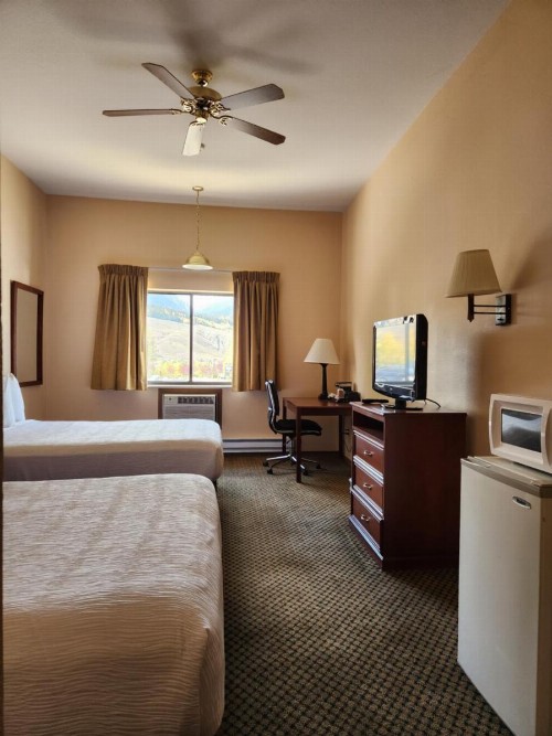Luxury Inn & Suites - image 10