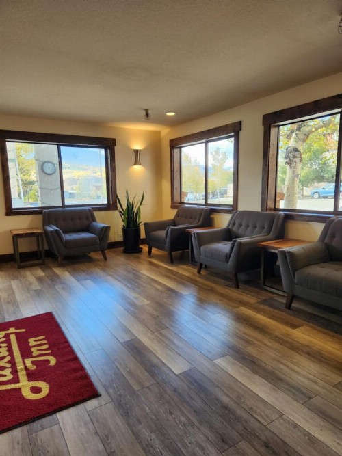 Luxury Inn & Suites - image 4