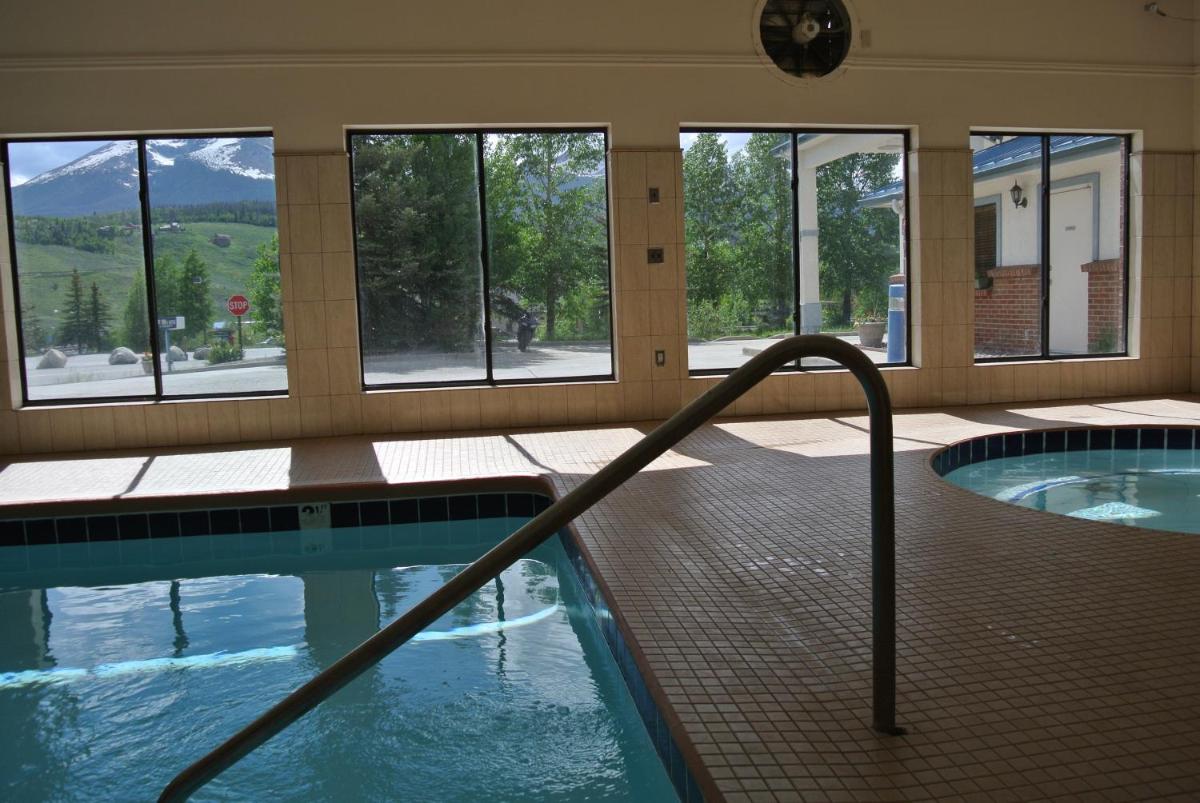 Luxury Inn & Suites - image 5