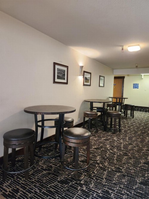 Luxury Inn & Suites - image 9