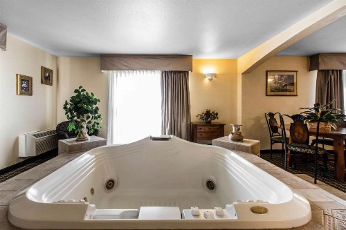 Quality Inn and Suites Summit County - image 10