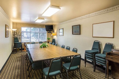 Quality Inn and Suites Summit County - image 5