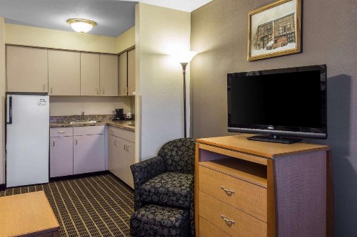 Quality Inn and Suites Summit County - image 6