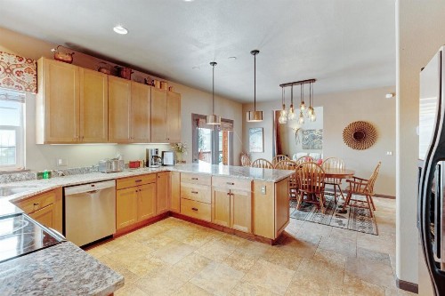 Black Bear Manor - image 9
