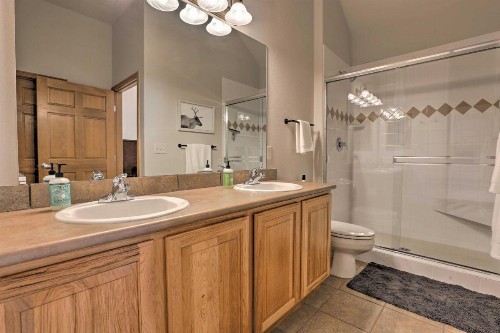 Chic Silverthorne Condo with Balcony on Blue River! - image 7
