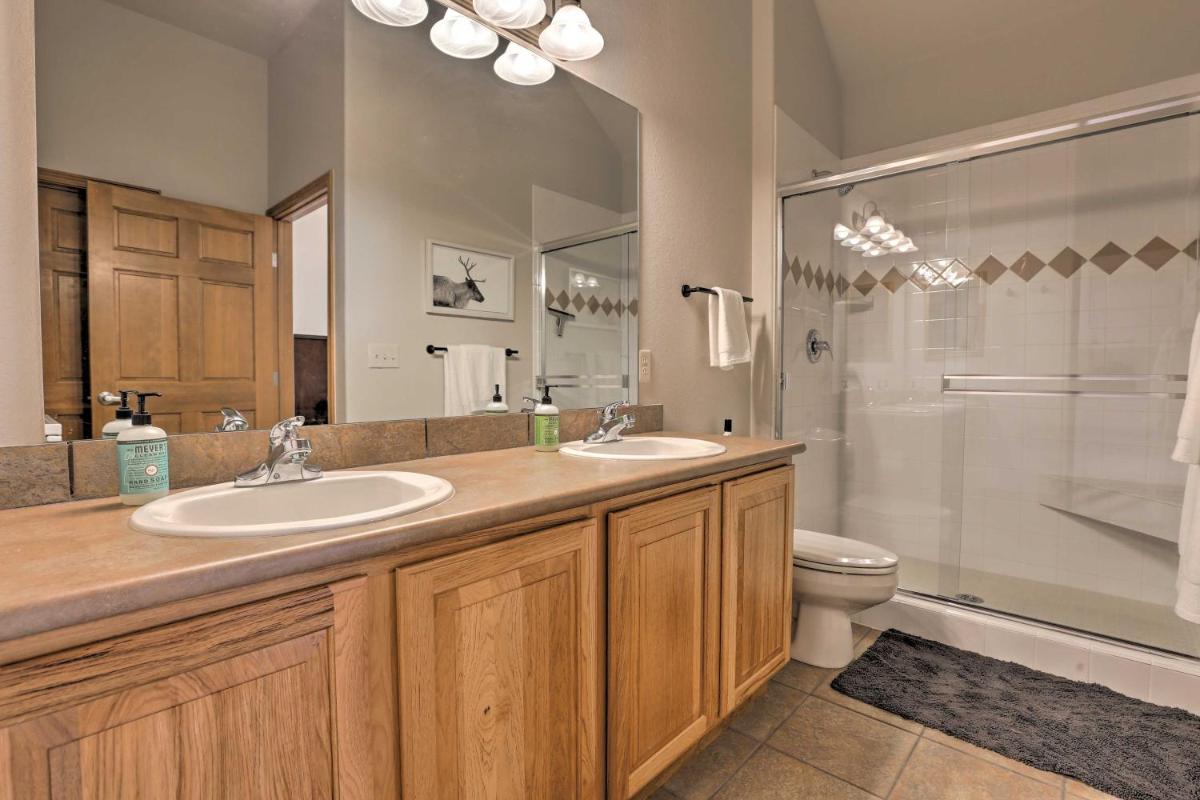 Chic Silverthorne Condo with Balcony on Blue River! - image 7