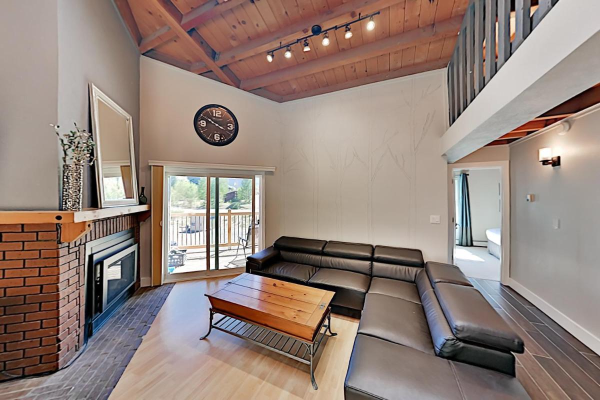 Top-Floor Treehouse Condo with Pool & Hot Tubs condo - image 7